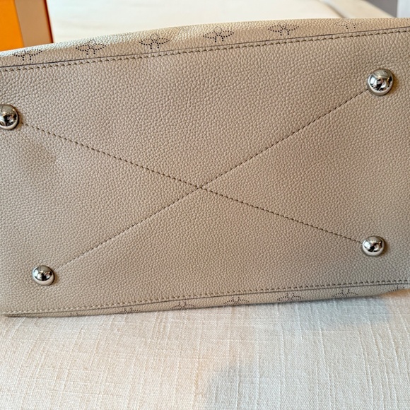 Louis Vuitton Beaubourg Hobo MM Color: Galet - Picture 5 of 9